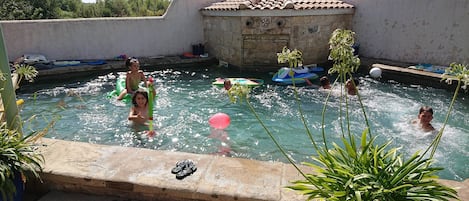 Una piscina al aire libre