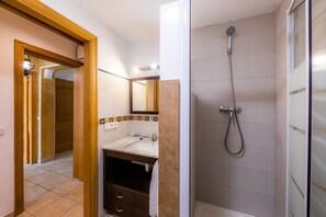 Badewanne, Haartrockner, Handtücher