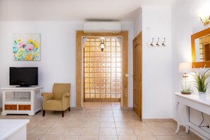 Een televisie en een dvd-speler