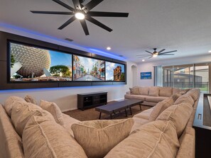 Smart TV, video games, table football, stereo - Arcades, Mini Golf, Space Theater, Huge Wizard Train & Castle Bedroom: The Floridian (Davenport)
