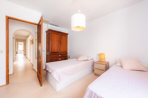 2 habitaciones, tabla de planchar con plancha y wifi gratis 