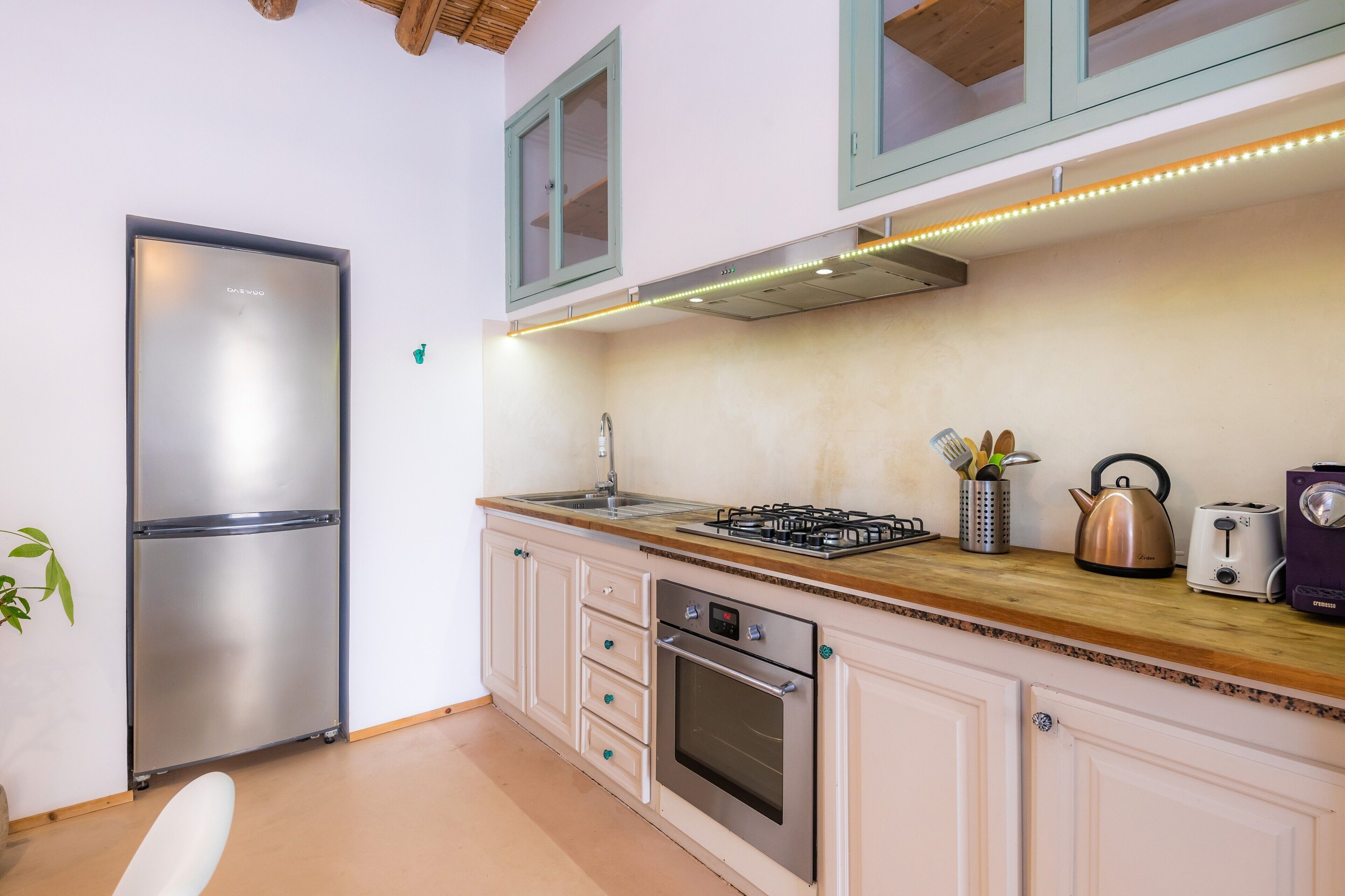 Kylskåp, ugn, spishäll och diskmaskin