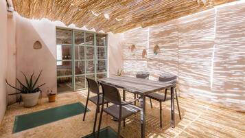 屋外ダイニングエリア