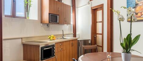 Een koelkast, een microgolfoven, een oven, een kookplaat