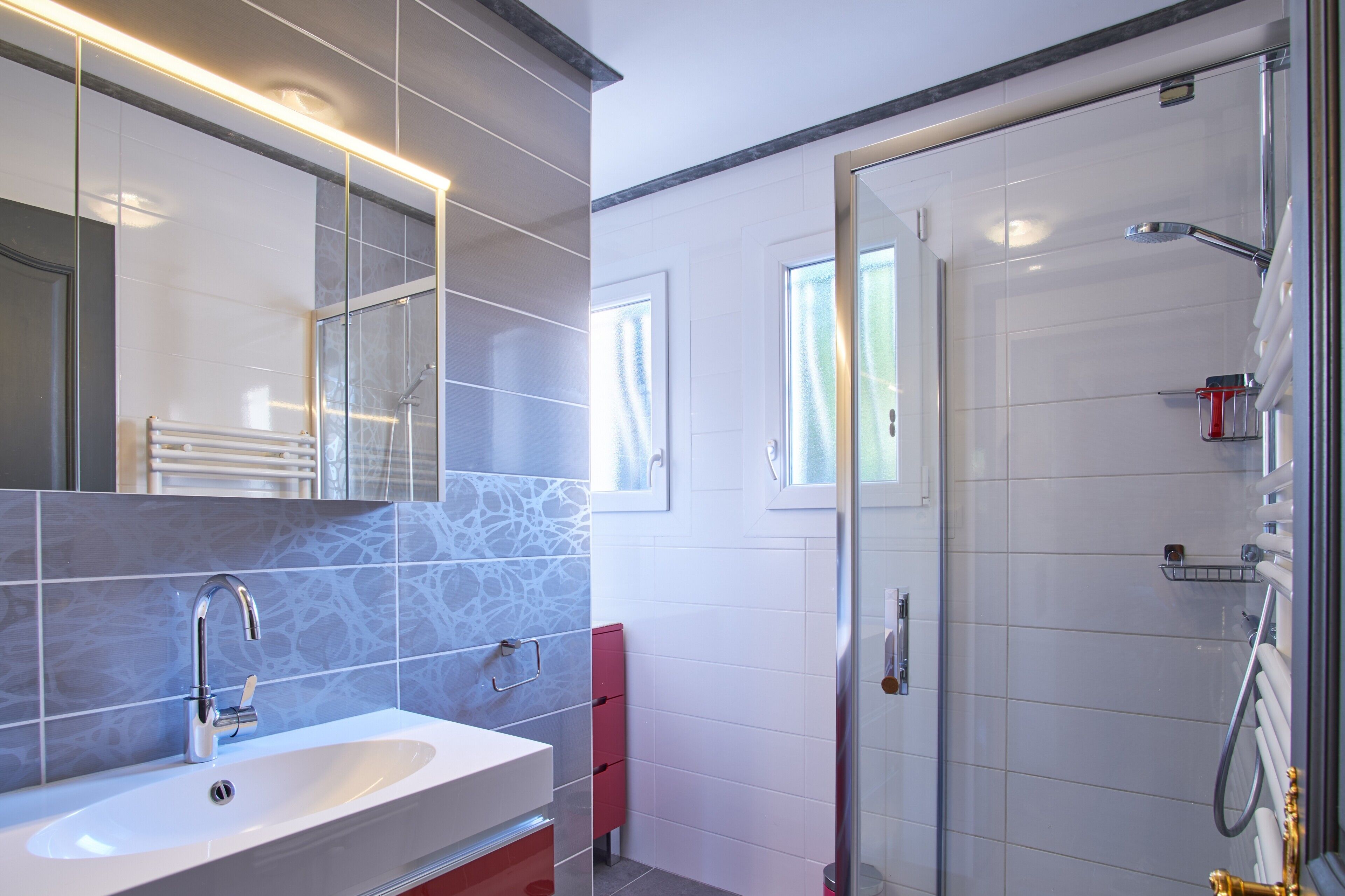 Dusche, kostenlose Toilettenartikel, Haartrockner, Handtücher