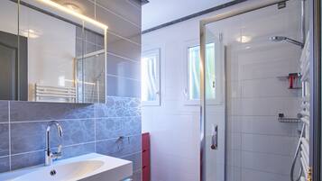 Shower, free toiletries, hair dryer, towels