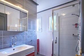 Regadera, amenidades de baño gratuitas, secadora de cabello, toallas 