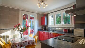 Kühlschrank, Mikrowelle, Ofen, Herdplatte