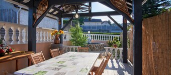 Appartement "Au Clair Matin Ă La Mure" avec vue sur les montagnes, jardin, climatisation et Wi-Fi.