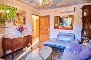 TV, DVD player - Apartment 'Au Clair Matin à La Mure' with Mountain View, Garden, A/C & Wi-Fi (Pierre-Châtel)