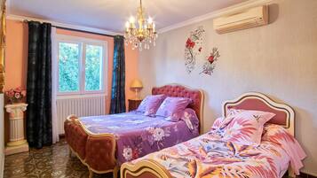 2 bedrooms, iron/ironing board, free WiFi, bed sheets