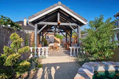 Appartement "Au Clair Matin à La Mure" avec vue sur les montagnes, jardin, climatisation et Wi-Fi.