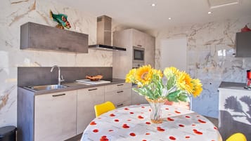 Kjøleskap, mikrobølgeovn, ovn og kokeplater