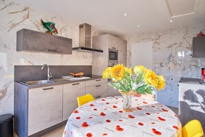 Fridge, microwave, oven, stovetop - Apartment 'Au Clair Matin à La Mure' with Mountain View, Garden, A/C & Wi-Fi (Pierre-Châtel)