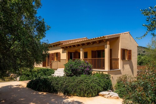 Holiday Home Pula Rustic with Mountain View, Pool & Wi-Fi
