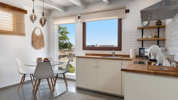 Kühlschrank, Mikrowelle, Herdplatte, Wasserkocher mit Kaffee-/Teezubehör