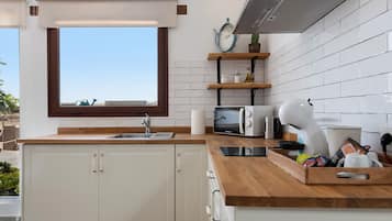 Fridge, microwave, stovetop, coffee/tea maker