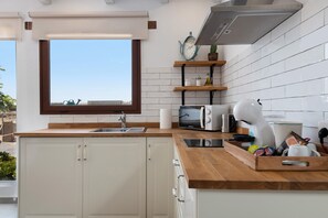 Réfrigérateur, micro-ondes, plaque de cuisson, cafetière/bouilloire