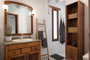 Ducha, secador de pelo y toallas