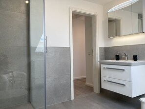 Shower, hair dryer - Apartment house "Charibi" a well-kept residential complex near the beach (Dahme)