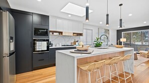 Réfrigérateur, four à micro-ondes, un four, surface de cuisson