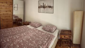 1 habitación, escritorio, tabla de planchar con plancha y cuna de viaje