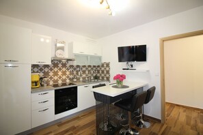 Fridge, microwave, stovetop, dishwasher - Close to the beach, air conditioned, quiet location, family-friendly (Poreč)