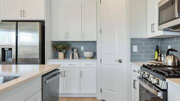 Townhome, 5 Bedrooms | Private kitchen | Fridge, oven, coffee/tea maker, toaster