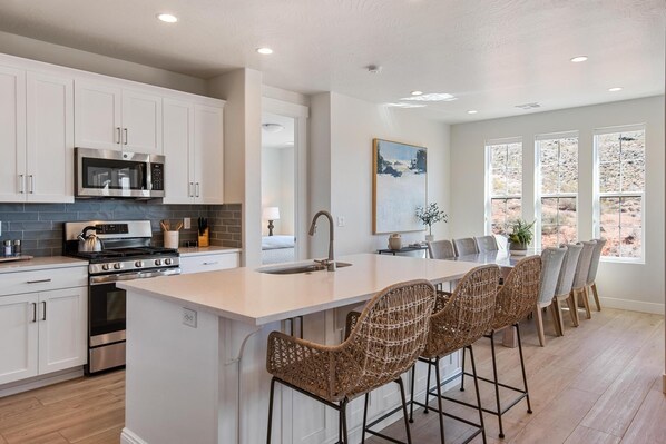 Maison en rangée, 5 chambres | Cuisine privée | Réfrigérateur, un four, cafetière-théière, grille-pain