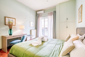 1 chambre, fer et planche à repasser