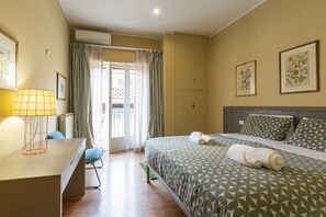 1 dormitorio y tabla de planchar con plancha