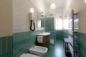 Een douche, een haardroger, een bidet