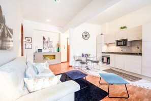 Living area - Comfortable and bright 50sqm apartment with balcony, able to accommodate up to 4 people. Located on the 5th floor, with elevator (not suitable for disabled people) of a building few steps away from Ponte Vecchio, the property is located within Florence h (Firenze)