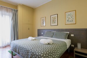 1 habitación y tabla de planchar con plancha 