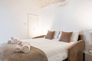 2 bedrooms, iron/ironing board, Internet
