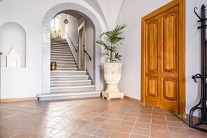 Interior - GuestHost - Palazzo Rapanà Apt with hydromassage pool! x4 (Ostuni)