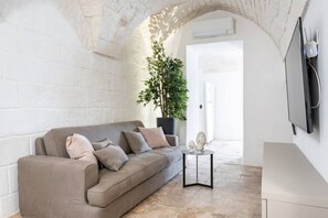 Flat-screen TV - GuestHost - Palazzo Rapanà Apt with hydromassage pool! x4 (Ostuni)