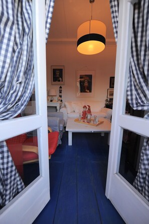 传统复式, 1 间卧室 | 起居区 | 30-英寸纯平电视 （配备数码频道）、电视