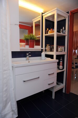 Nhà Duplex truyền thống, 1 phòng ngủ | Phòng tắm | Buồng tắm vòi sen, máy sấy tóc, xà phòng, dầu gội 