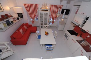 传统复式, 1 间卧室 | 起居区 | 30-英寸纯平电视 （配备数码频道）、电视