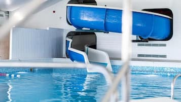 Inomhuspool och utomhuspool, öppettider: 12.30 till 18.00, och solstolar