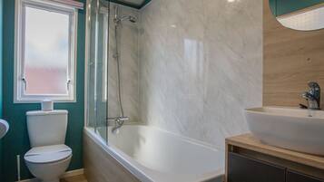 Regadera y papel de baño