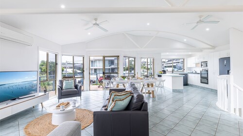 Baia Villa air con WiFi and views of Fingal Beach