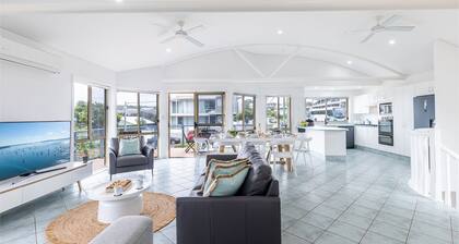 Baia Villa air con WiFi and views of Fingal Beach
