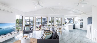 Baia Villa air con WiFi and views of Fingal Beach