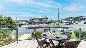 Outdoor dining - Baia Villa air con WiFi and views of Fingal Beach (Fingal Bay)