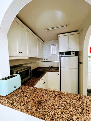 Kühlschrank, Mikrowelle, Wasserkocher mit Kaffee-/Teezubehör, Toaster