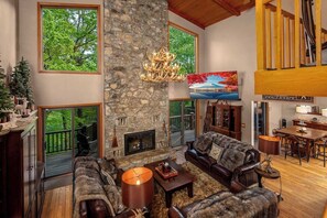 Smart TV, fireplace, Netflix, Hulu - One of a kind, Creek Front Lodge 3 floors, 2 kitchens, long distance views. (MARS HILL)