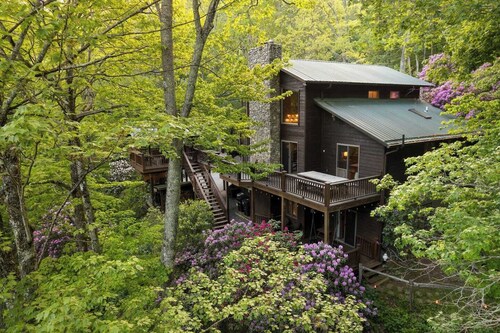 One of a kind, Creek Front Lodge 3 floors, 2 kitchens, long distance views.