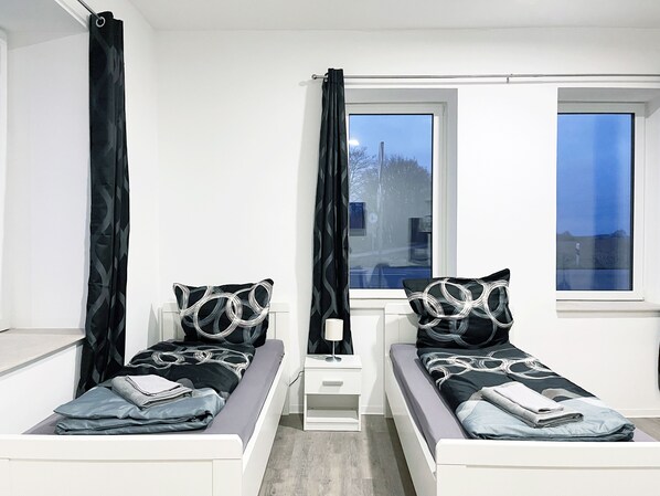 Apartamento básico, 2 camas individuales | 1 dormitorio, escritorio, wifi gratis